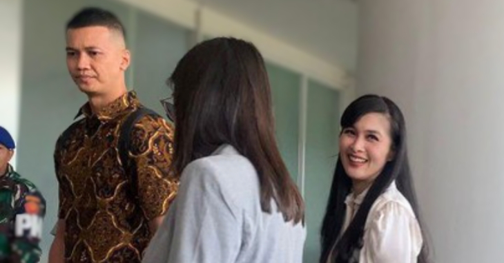Tersandung Kasus Suami, Tiba di Kejagung Sandra Dewi Tebar Senyum