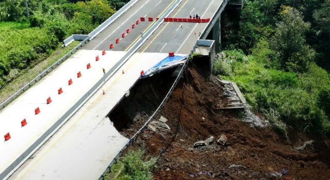 Belum Setahun Diresmikan Tol Bocimi Amblas, Menhub Budi Sebut Faktor Alam