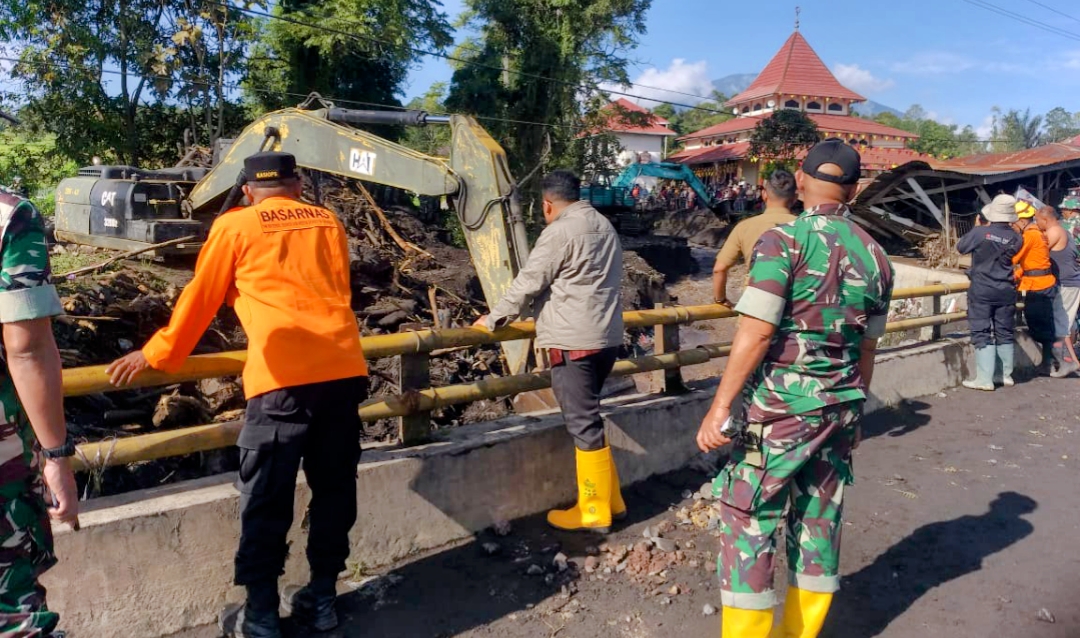 Petugas Gabungan Bersihkan Material Pascabanjir Bandang Agam 'Masih Berpotensi Hujan'