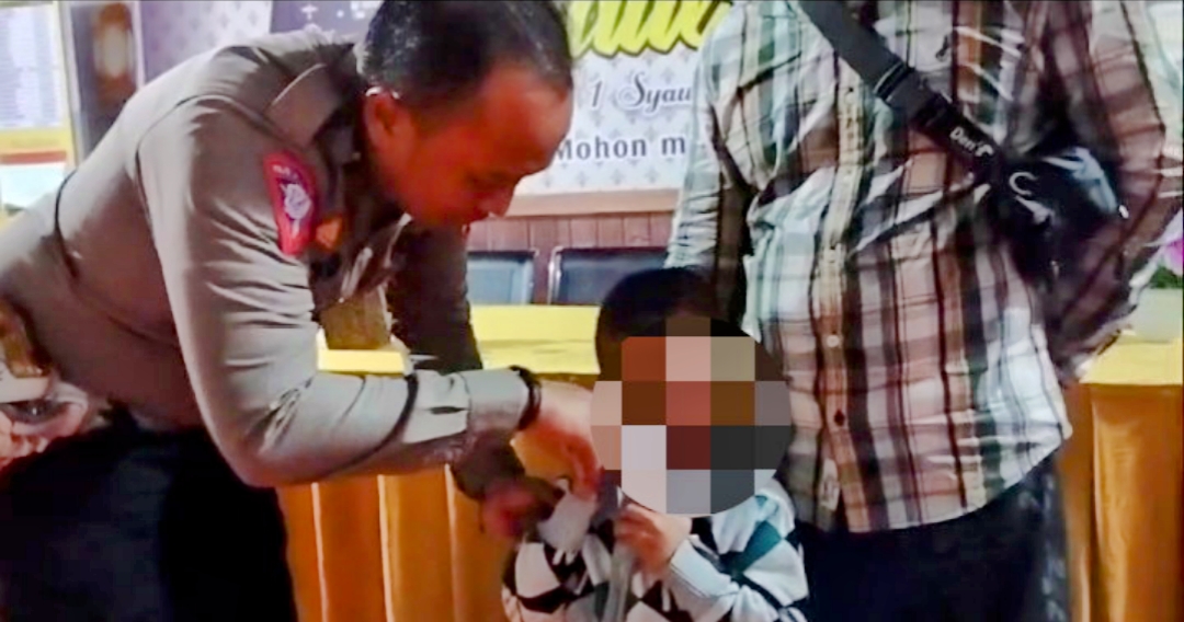Petugas Pos Yan Operasi Ketupat Polres Sampang Berhasil Pertemukan Anak Yang Terpisah Dengan Ibunya