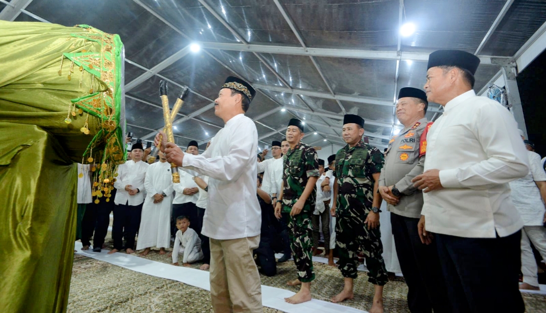 Pj Gubernur Sumut Menabuh Beduk, Semarakan Malam Takbiran Idulfitri 1445 H