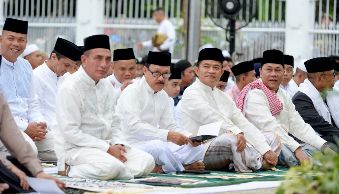 Pj Gubernur Sumut Salat Idulfitri Bersama Ribuan Masyarakat di Halaman Rumah Dinas