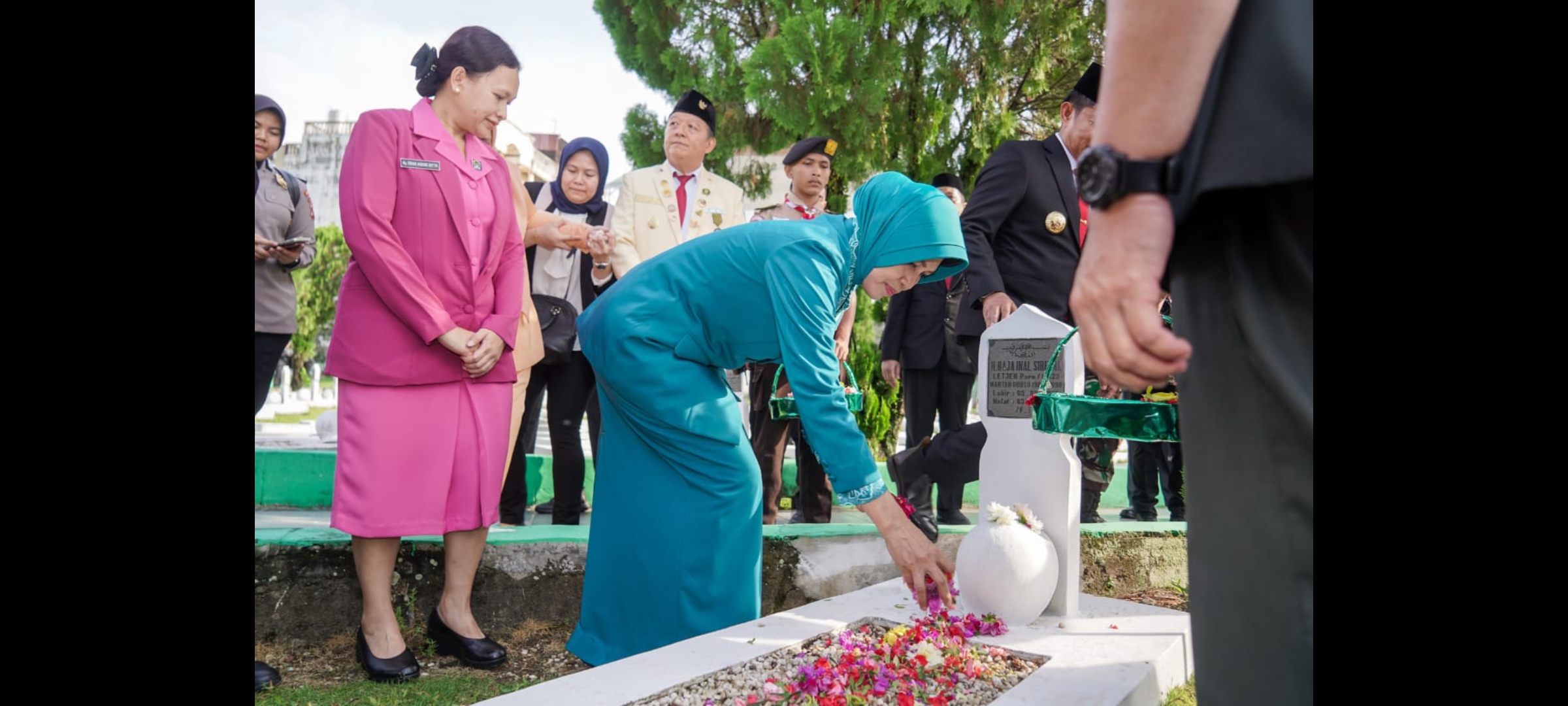Ziarah ke Makam Pemimpin Terdahulu, Pj Gubernur Hassanudin Berharap HUT ke-76 Bawa Sumut Lebih Hebat