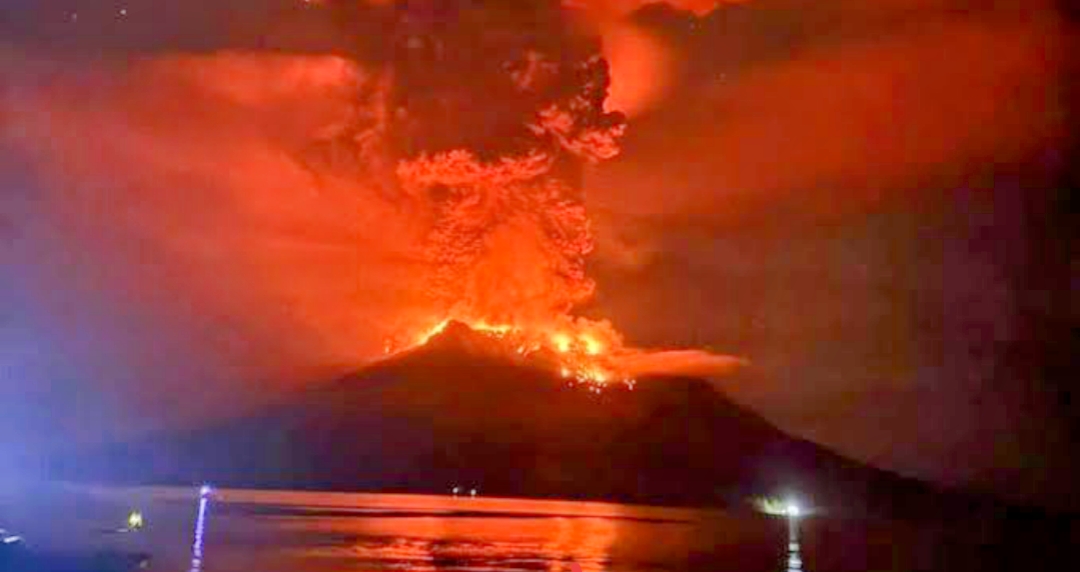 Gunungapi Ruang Naik Level Awas,  Alami Erupsi Eksplosif 'Kolom Abu Capai 3.000 Meter Dari Puncak'