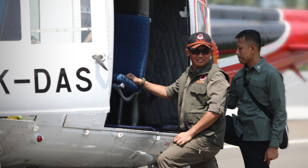 Gunakan Heli Kepala BNPB Dampingi Menko PMK Meninjau Longsor Di Tol Bocimi