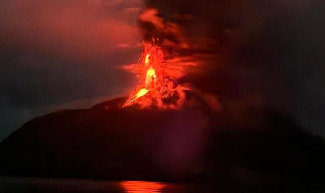 PVMBG Catat Telah terjadi Erupsi di pusat kawah Gunung Ruang