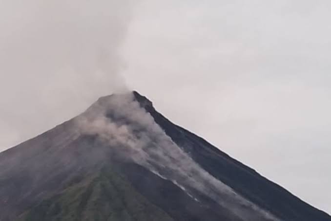 Material Vulkanik Gunung Karangetang Meluap