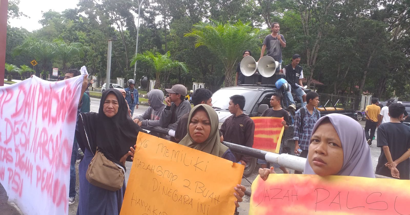 Demo Aktivis di Mapolda Sultra, Usut Dugaan Ijazah Palsu Oknum Kades Marombo Pantai Kabupaten Konawe Utara