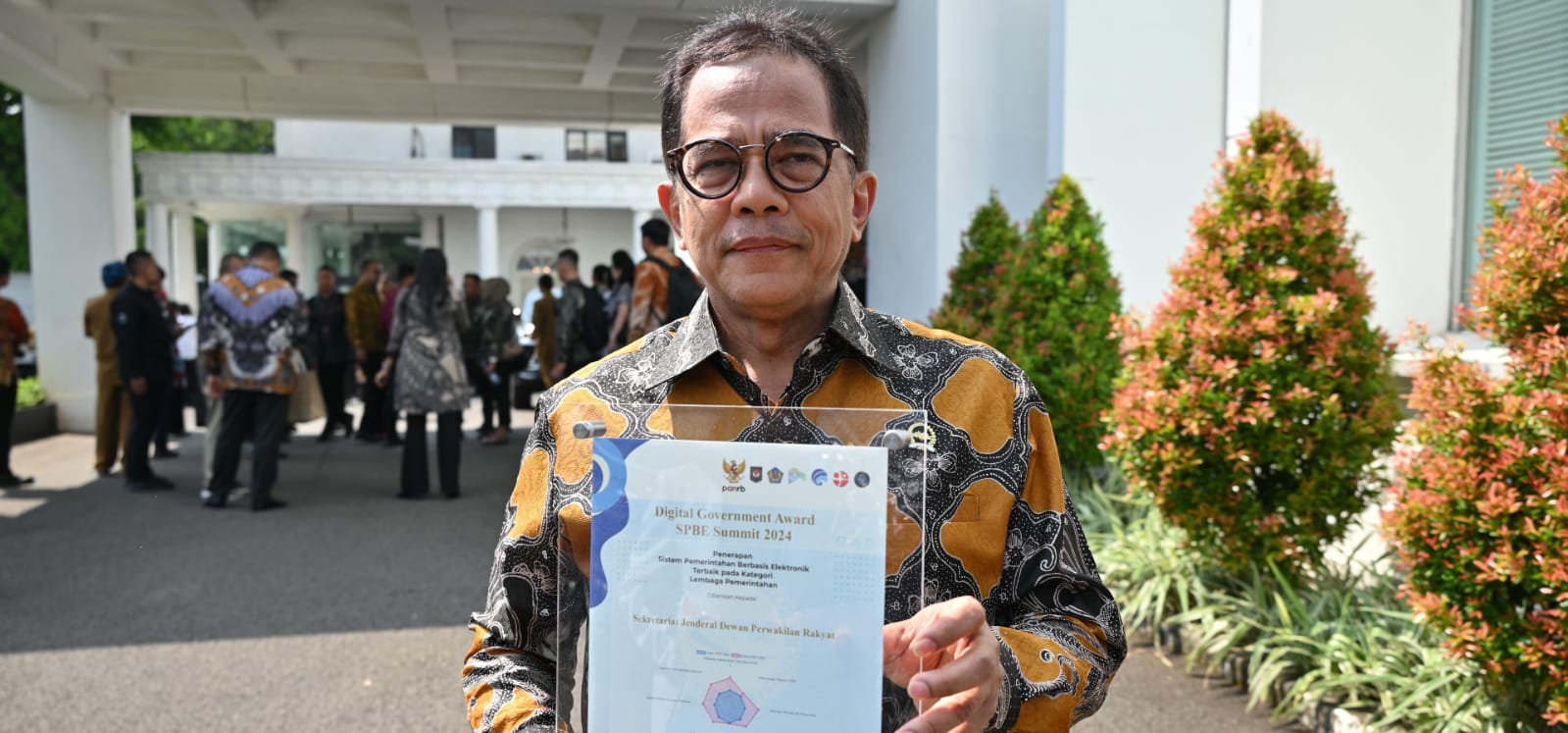 Setjen DPR RI Terima ‘Digital Government Award’ dari Presiden RI dalam SPBE Summit 2024