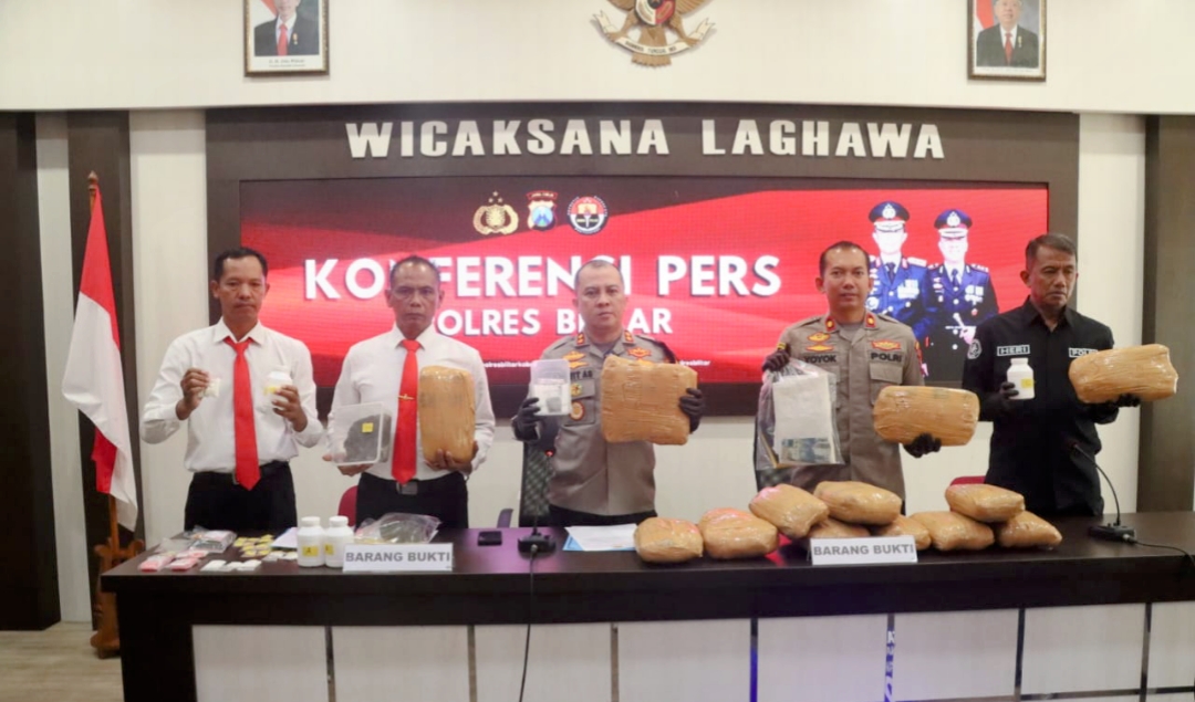 Polisi Amankan 13 Kg Ganja dan 4944 Pil Double L di Blitar, 2 Pelaku Diancam 12 Tahun Kurungan Penjara