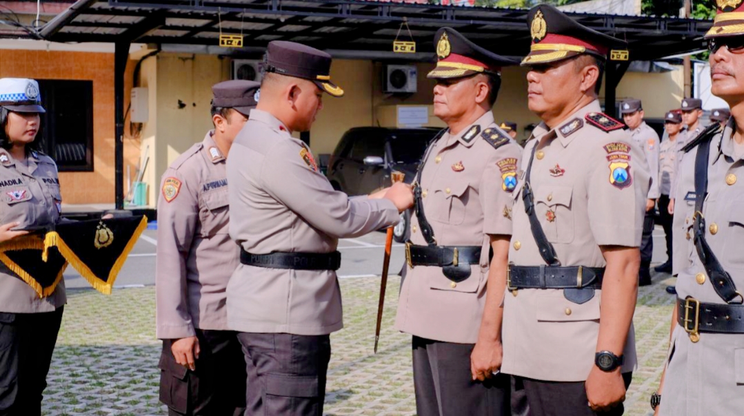 Kapolres Blitar Kota AKBP Danang Setiyo P.S S.H S.I.K Pimpin Upacara Serah Terima 8 Jabatan Polres Blitar Kota