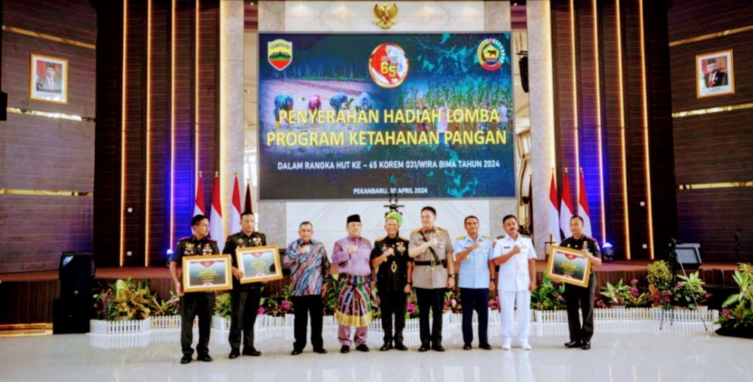 Pj Gubri SF Hariyanto Beri Hadiah Haji Hingga Renovasi Rumah Prajurit Berprestasi