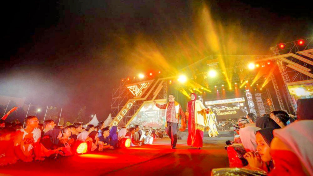 Tampil Serasi, Pj Gubri dan Istri Ikut Catwalk Wastra Nusantara BBI BBWI