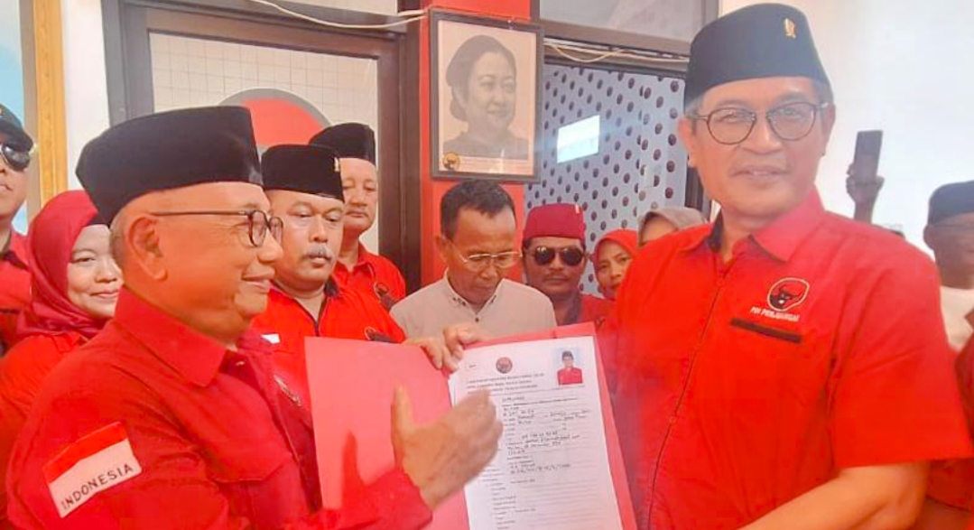 Supriarno Serahkan Formulir Bacakada Maju Bupati Lewat PDI-Perjuangan