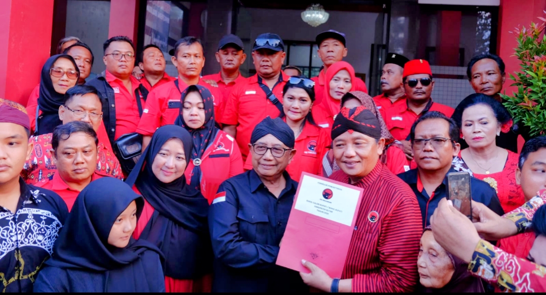 Ratusan Simpatisan Hantarkan Guntur Wahono Kembalikan Formulir Pendaftaran Pilbup Antusias Pendukung Luar Biasa