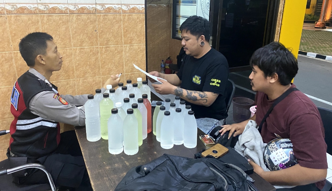 Jaga Kondusifitas Keamanan, Polres Blitar Kota Amankan Puluhan Botol Miras Saat Patroli
