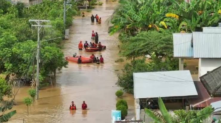 Gerak Cepat Tim SAR Susur Korban Bencana Banjir di Sulsel