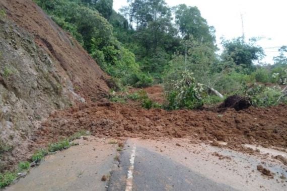 Akses Jalan Nasional Padang-Kota Bukittinggi Terputus