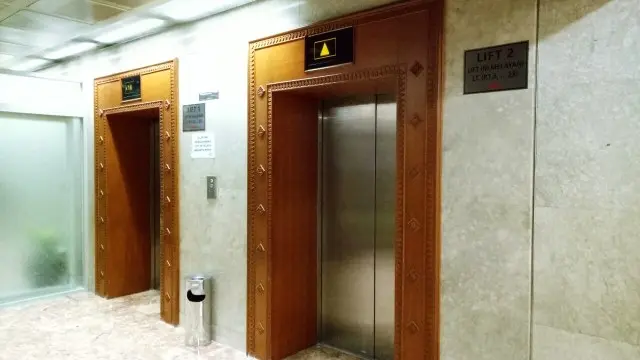 Mendadak Anjlok, Sejumlah Anggota DPR Terjebak di Lift Gedung DPR