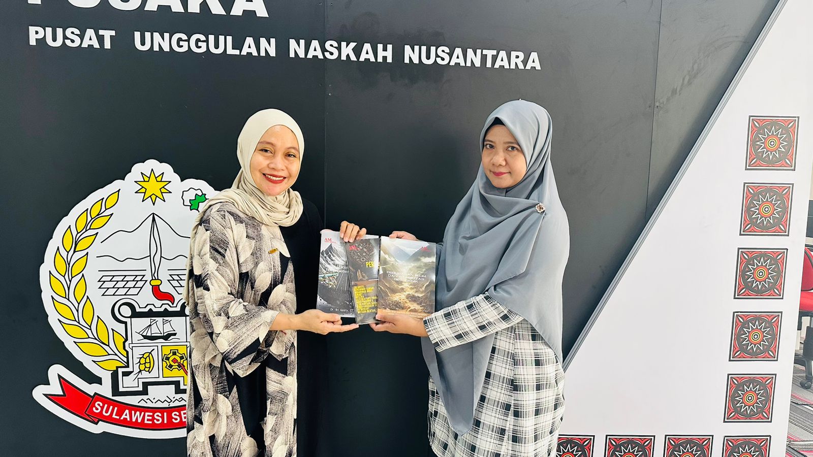 Dr Sri Gusty Menyerahkan 3 Judul Buku Kepada DPK Provinsi Sulawesi Selatan