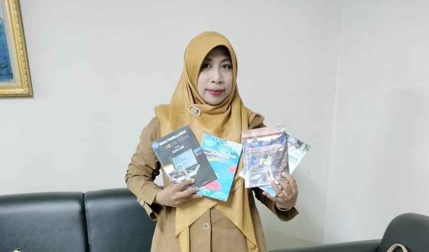 Dr Sitti Suryani, Penulis Buku Ragam Hias Budaya Makassar