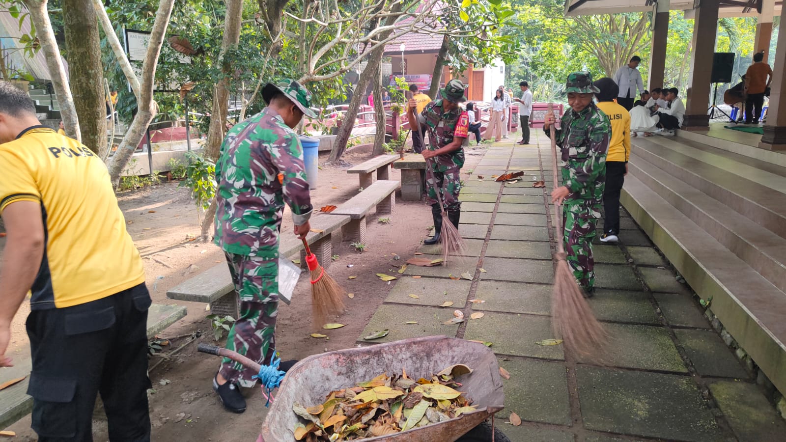 HUT Bhayangkara Ke 78, Polres Kota Blitar Bareng TNI Gelar Baksos Religi Di Goa Maria