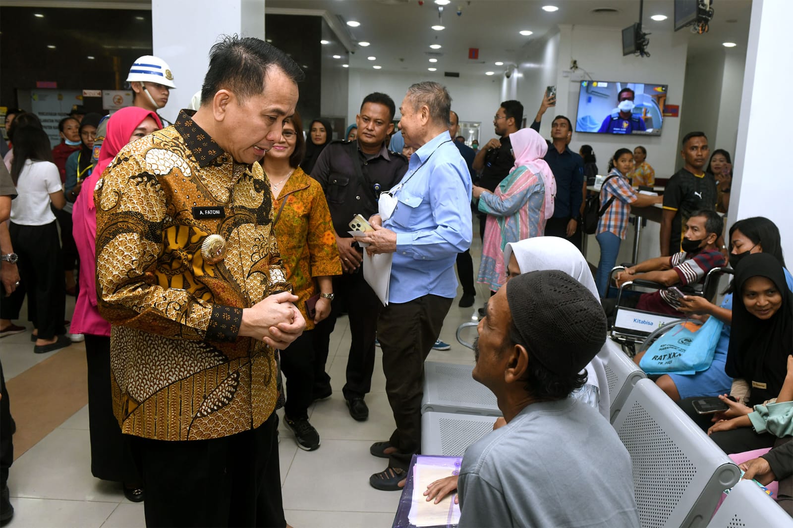 Pj Gubernur Sumut Agus Fatoni Cek Pelayanan dan Berdialog dengan Pasien-Pengunjung RS Haji Medan