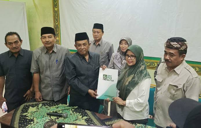 Diperintah Kiai Maju Kembali, Rini Syarifah Nyalon Bupati Blitar di Dua Partai PKB dan Partai Nasdem 