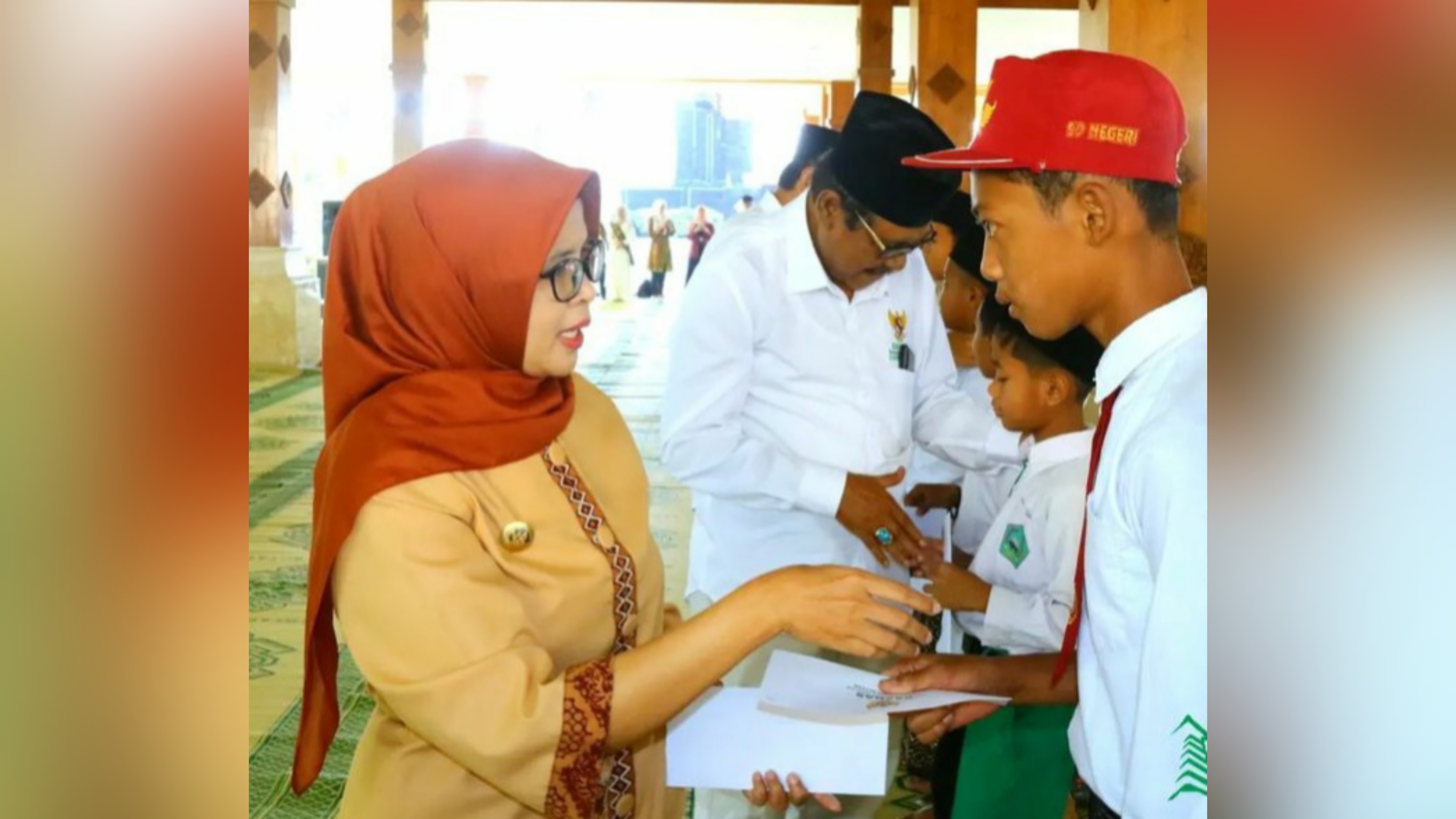 Kado HJB ke 700 Baznas Kabupaten Blitar dan Baznas Jatim Salurkan Ratusan Tas Sekolah Kepada Yatim - Piatu