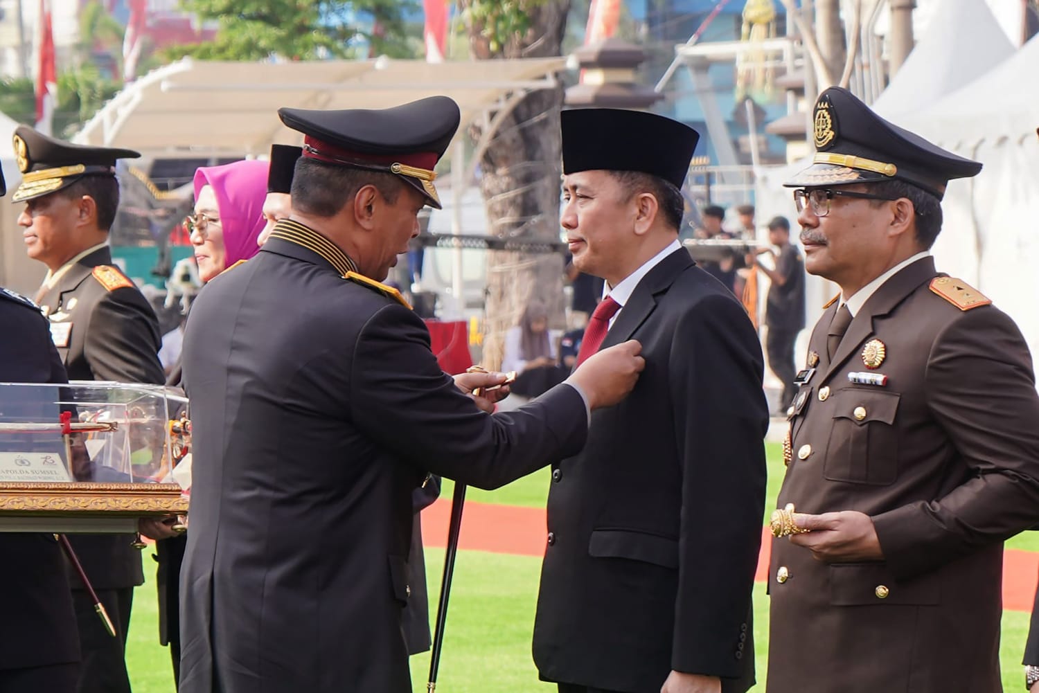 Pj Gubernur Sumut Agus Fatoni Terima Penghargaan Pin Emas, Pedang dan Piagam dari Kapolri