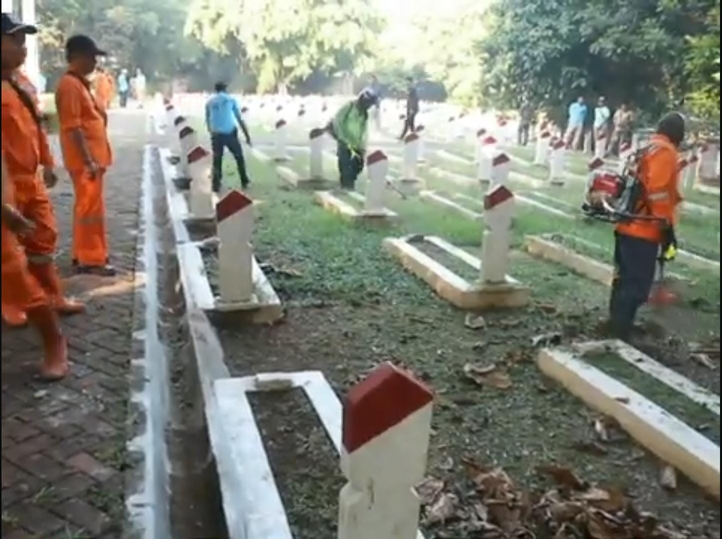 Pegiat Lingkungan Kota Tangsel Ajak Masyarakat Bersih-Bersih Lingkungan TMP