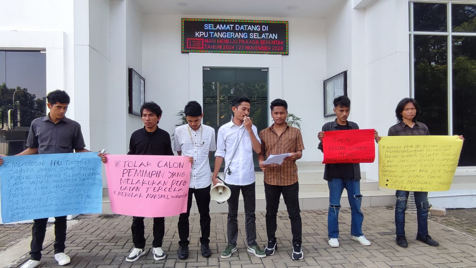 Mahasiswa Tangsel Tolak Pencalonan Marshel Widianto Sebagai Bacawawalkot