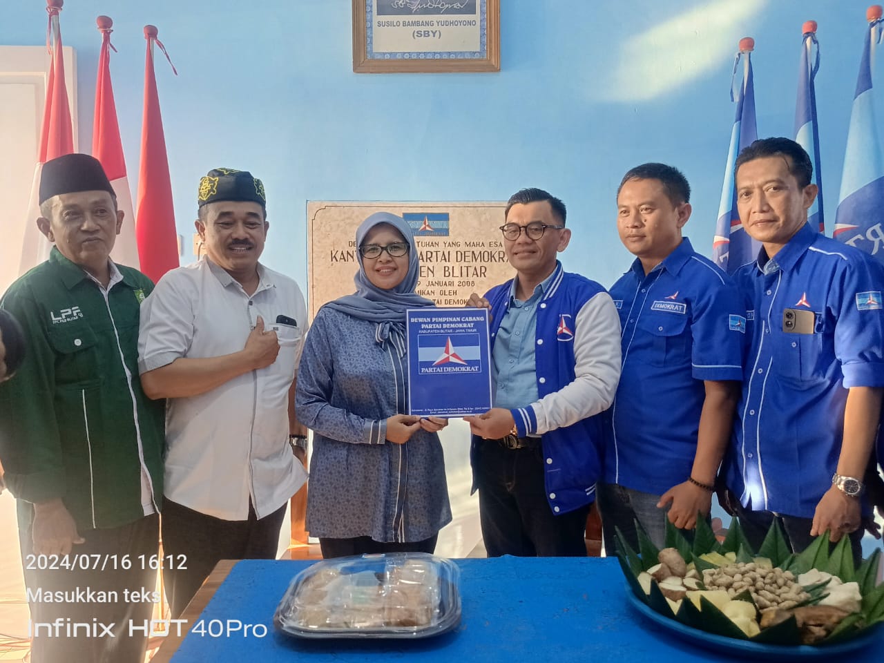 Kembalikan Formulir Pendaftaran Rini Syarifah Bupati Cari Dukungan Partai Demokrat