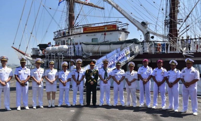 Kapal Perang Vietnam Berlabuh di Surabaya