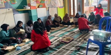 Mahasiswa UNTAG Surabaya Ubah Limbah Batang Singkong Jadi Kerajinan Tangan Khas Desa Kemasantani