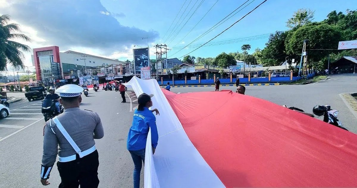 Pembentangan Bendera Merah Putih di Manokwari Sepanjang 12,77 KM Raih Rekor MURI