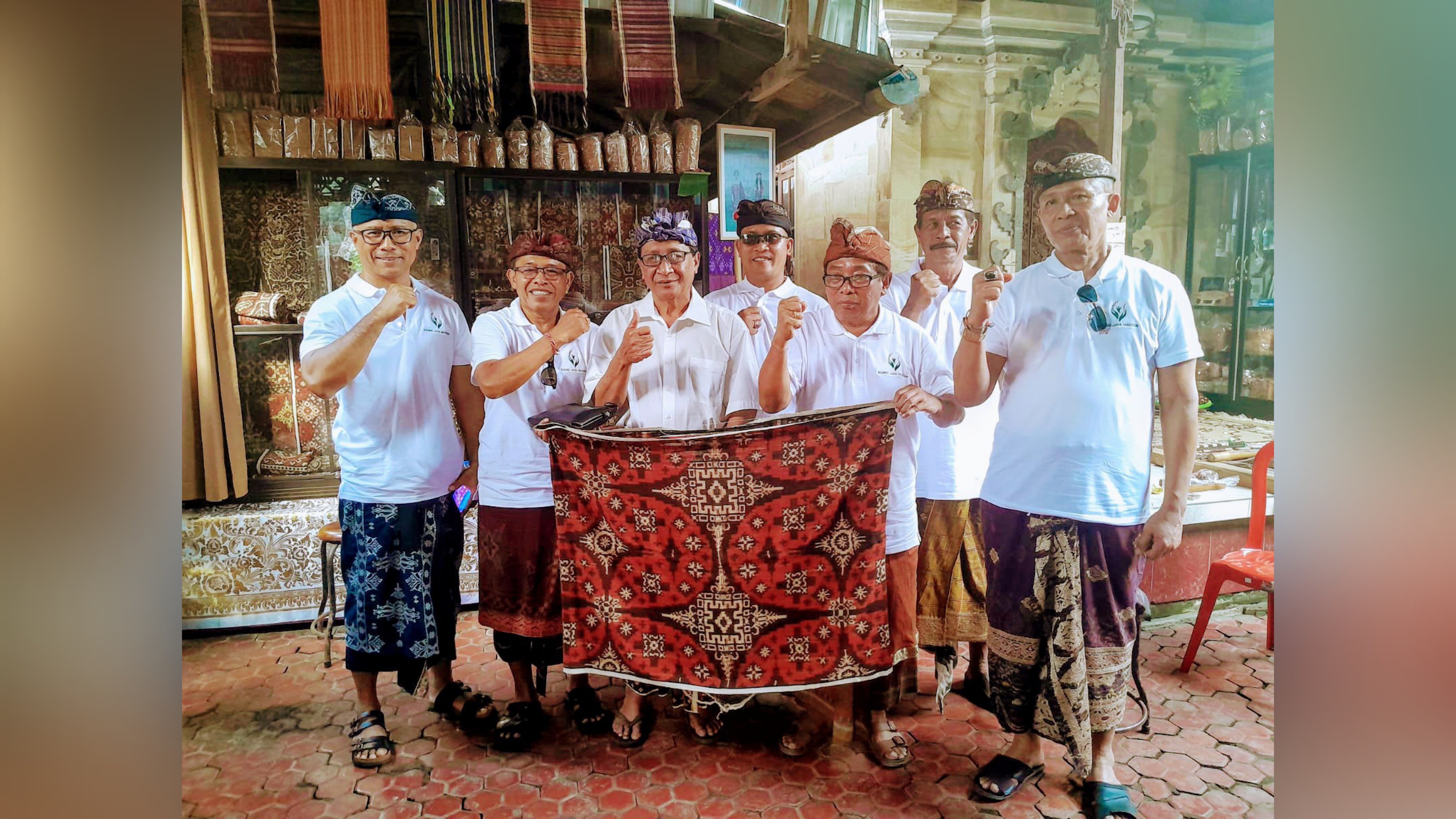 Yayasan Agung Jaya Mandiri Berikan Penghargaan dan Bantuan kepada Tokoh Pengabdi Seni dan Budaya di Karangasem