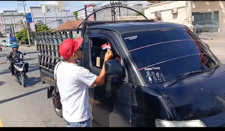 Solidaritas HUT RI: Jurnalis Bireuen Bagi Bendera ke Pengendara Jalan