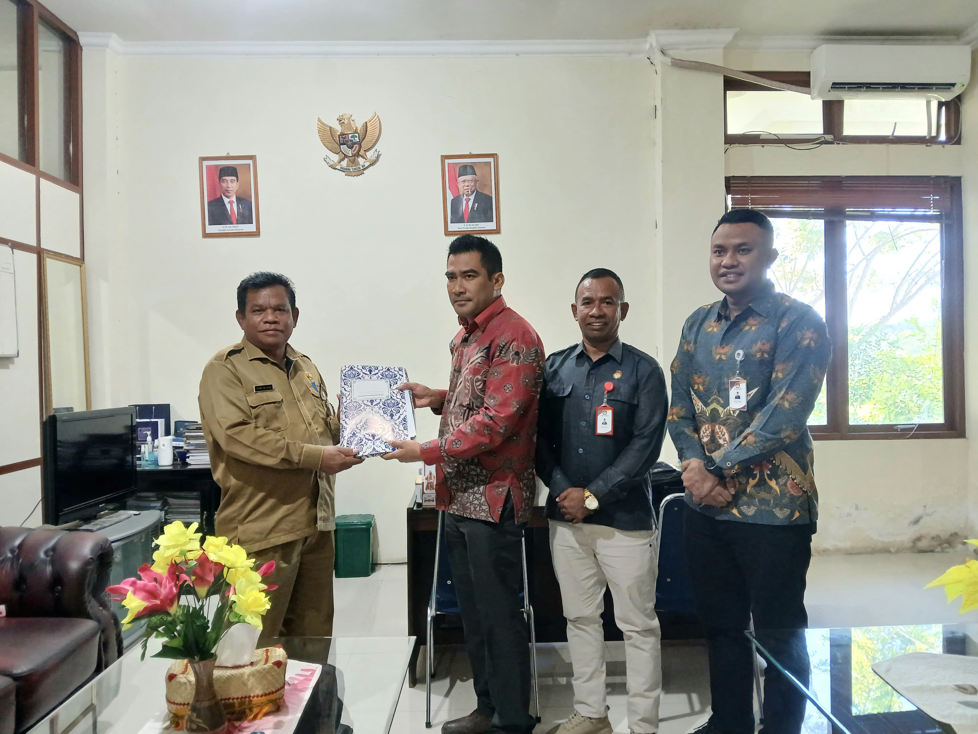 KPU Sumba Barat Serahkan Dokumen Pelantikan Calon Angota DPRD Kabupaten Sumba Barat