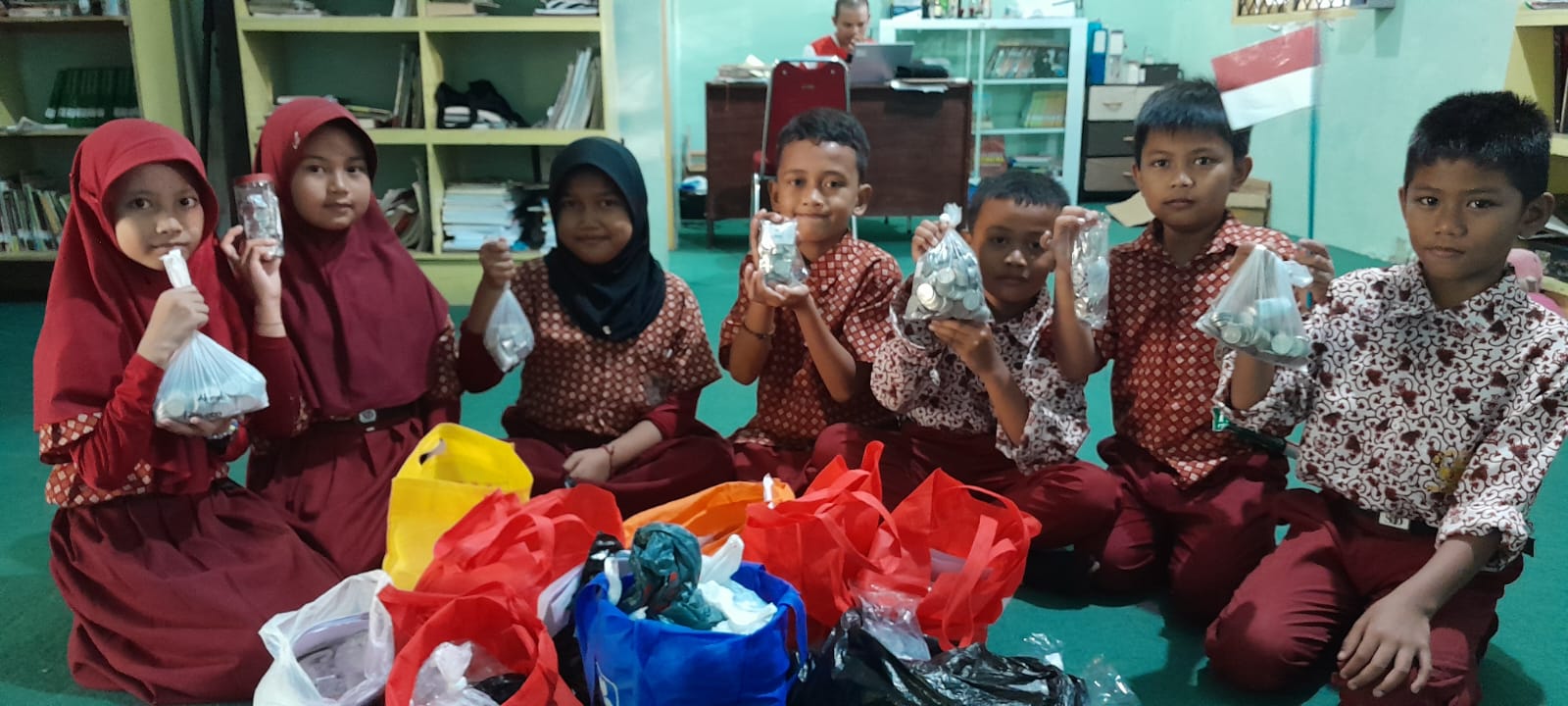 Murid-Murid SD Negeri Borong, Makassar, Setor Belasan Ribu Keping Uang Koin ke Bank Indonesia