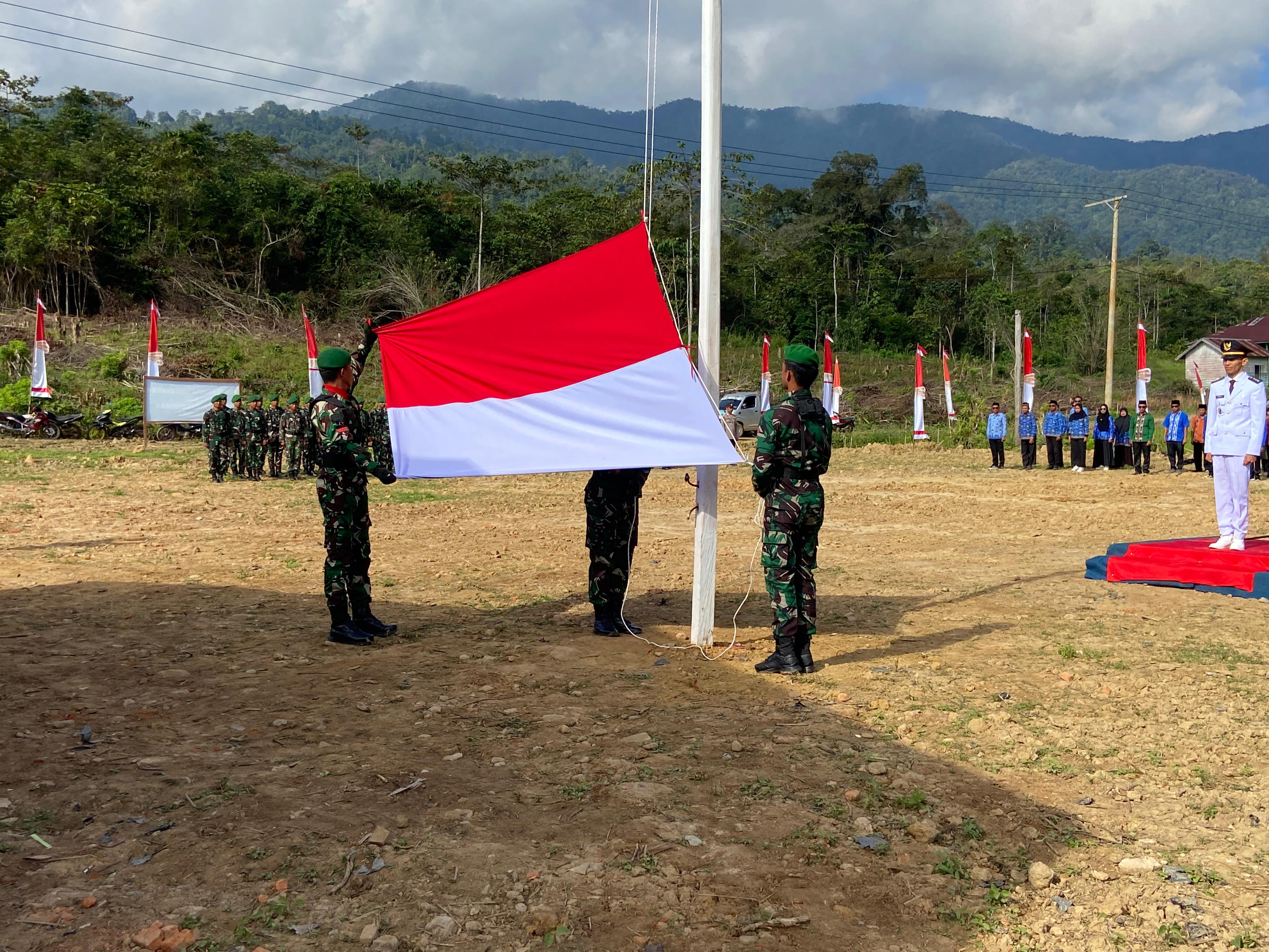Antusias Warga Desa Aseminunuali Bersama Anggota Satgas TMMD Ke-121 Kodim 1430/Konawe Utara Dalam melaksanakan Upacara Bendera Hut RI 79