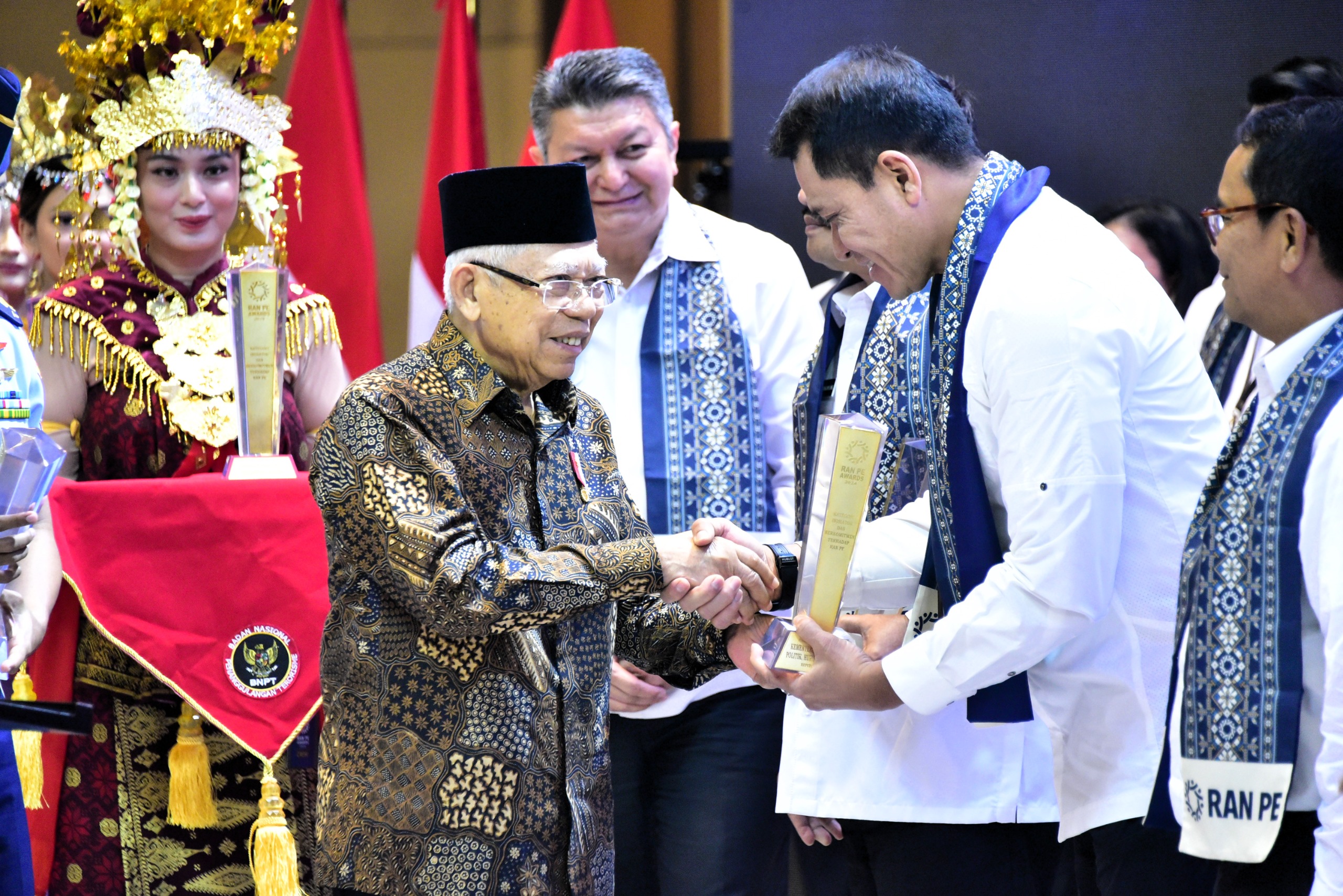 Kemenko Polhukam Raih Penghargaan RAN PE Tahun 2024