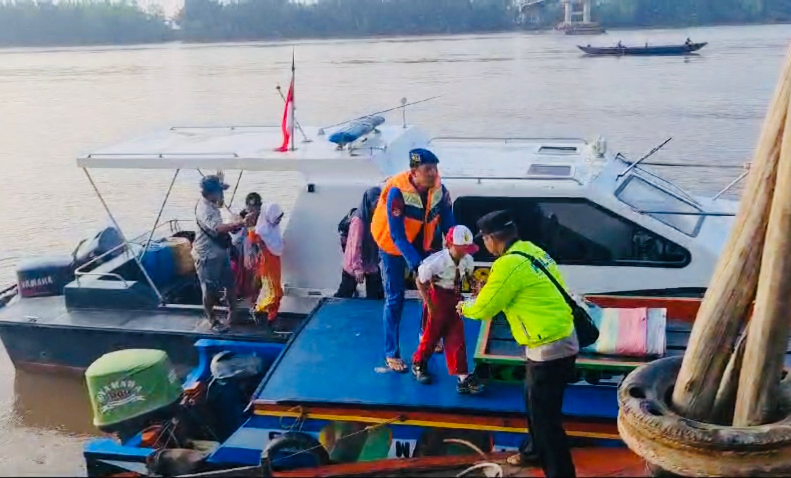 Jembatan Runtuh, Kapal Satpolairud Polres Muba Sigap Membantu Seberangkan Warga dan Anak Sekolah