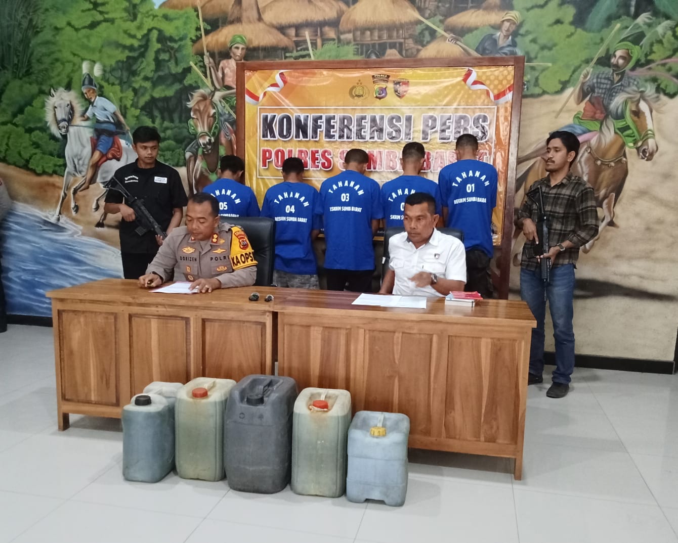 Lakukan Penimbunan BBM, Polres Sumba Barat Amankan 5 Tersangka