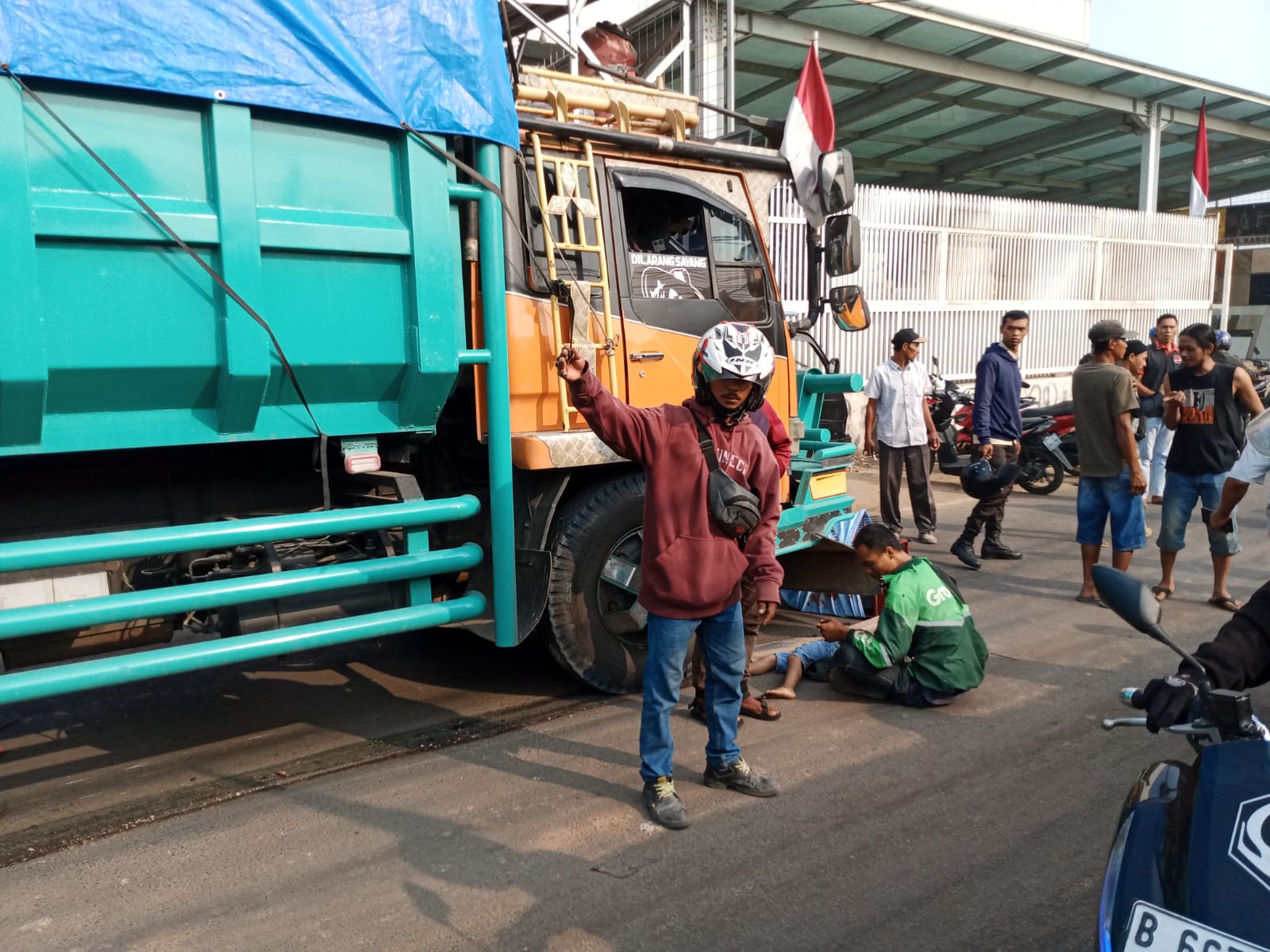 Truk Terlarang Operasi di Siang Hari, Tewaskan 2 Orang Pengguna Sepeda Motor di Sepatan Tangerang