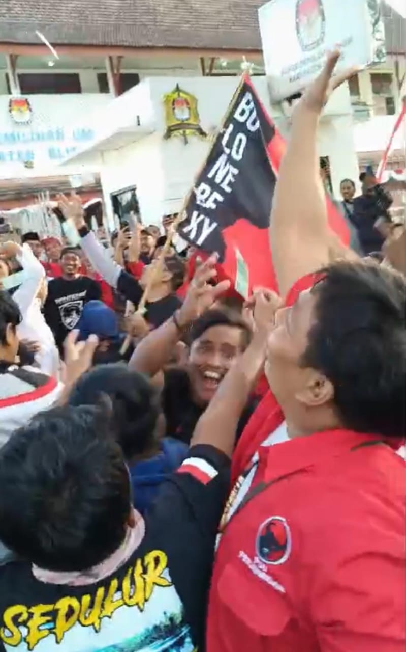 Aksi Sebar Uang Warnai Pendaftaran Pasangan Calon Kepala Daerah di KPUD Kabupaten Blitar, Apa Tanggapan Bawaslu