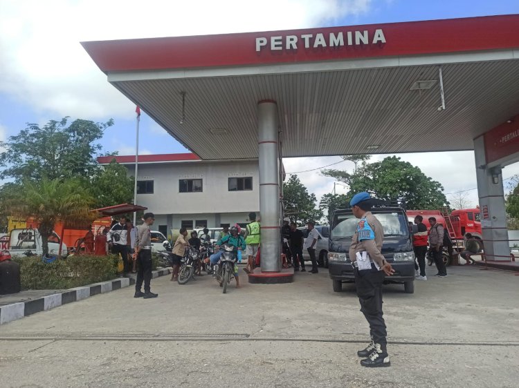 Prihatin dengan Keluhan Warga Terkait Krisis BBM, Polres Sumba Barat Awasi Penyaluran BBM