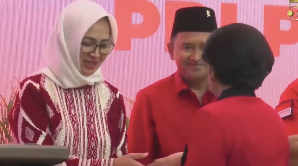 Megawati Minta Airin Kenakan Pakaian Merah-Hitam