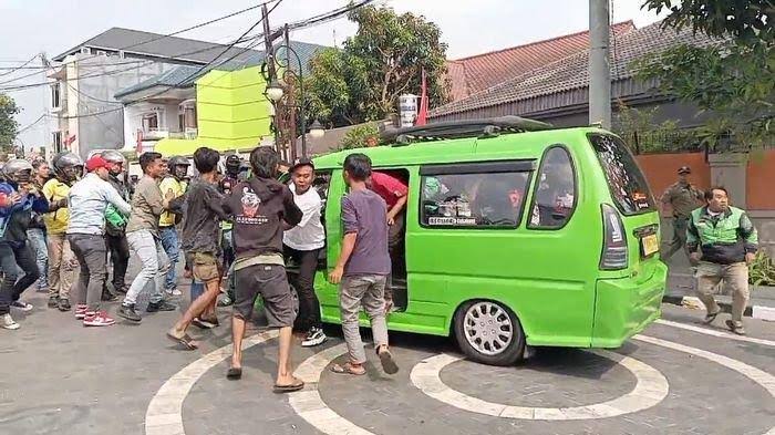 Ojek Daring dan Pengemudi Angkot Terlibat Baku Hantam di Sukabumi