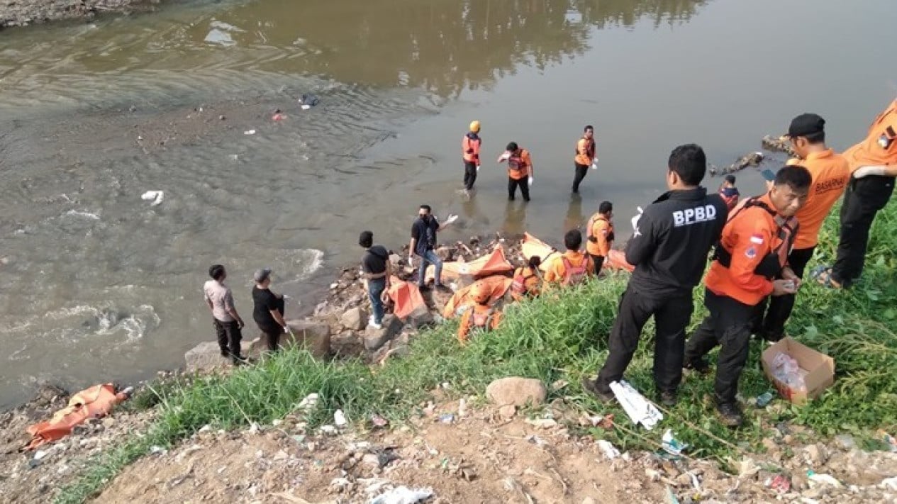 7 Jasad di Aliran Kali Bekasi Dievakuasi Tim SAR